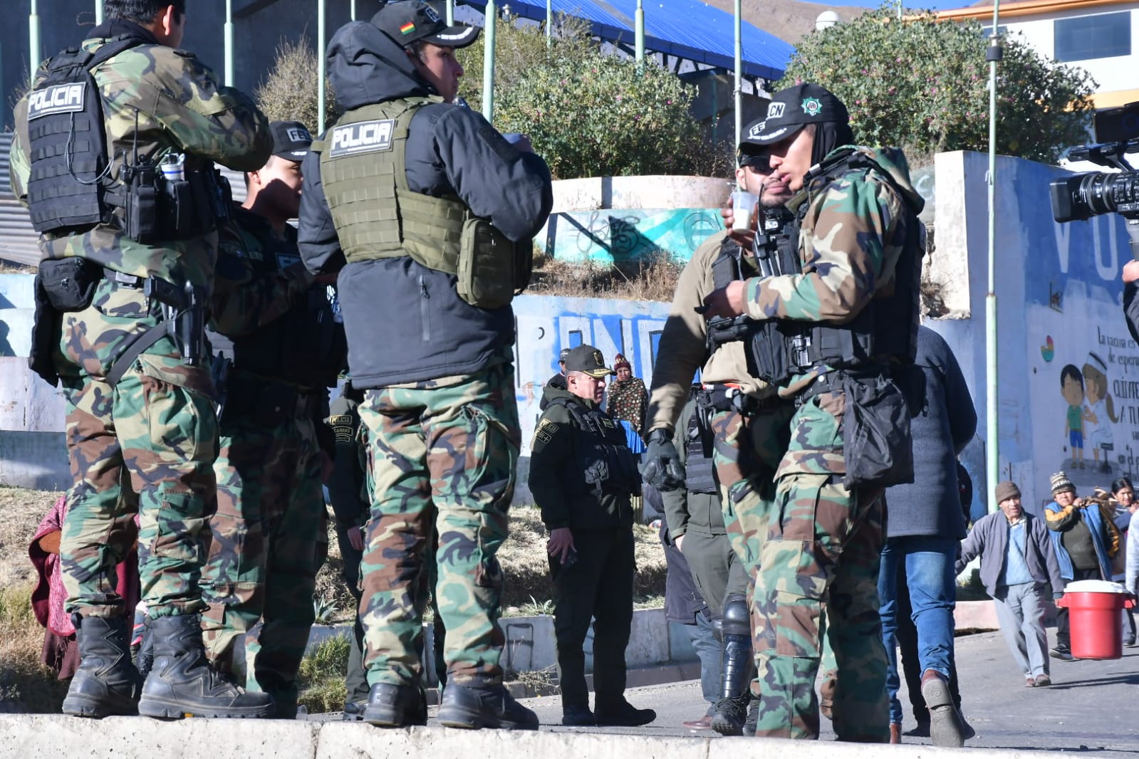 La calma vuelve a Llallagua; vecinos agradecen  a policías y militares y les preparan comida