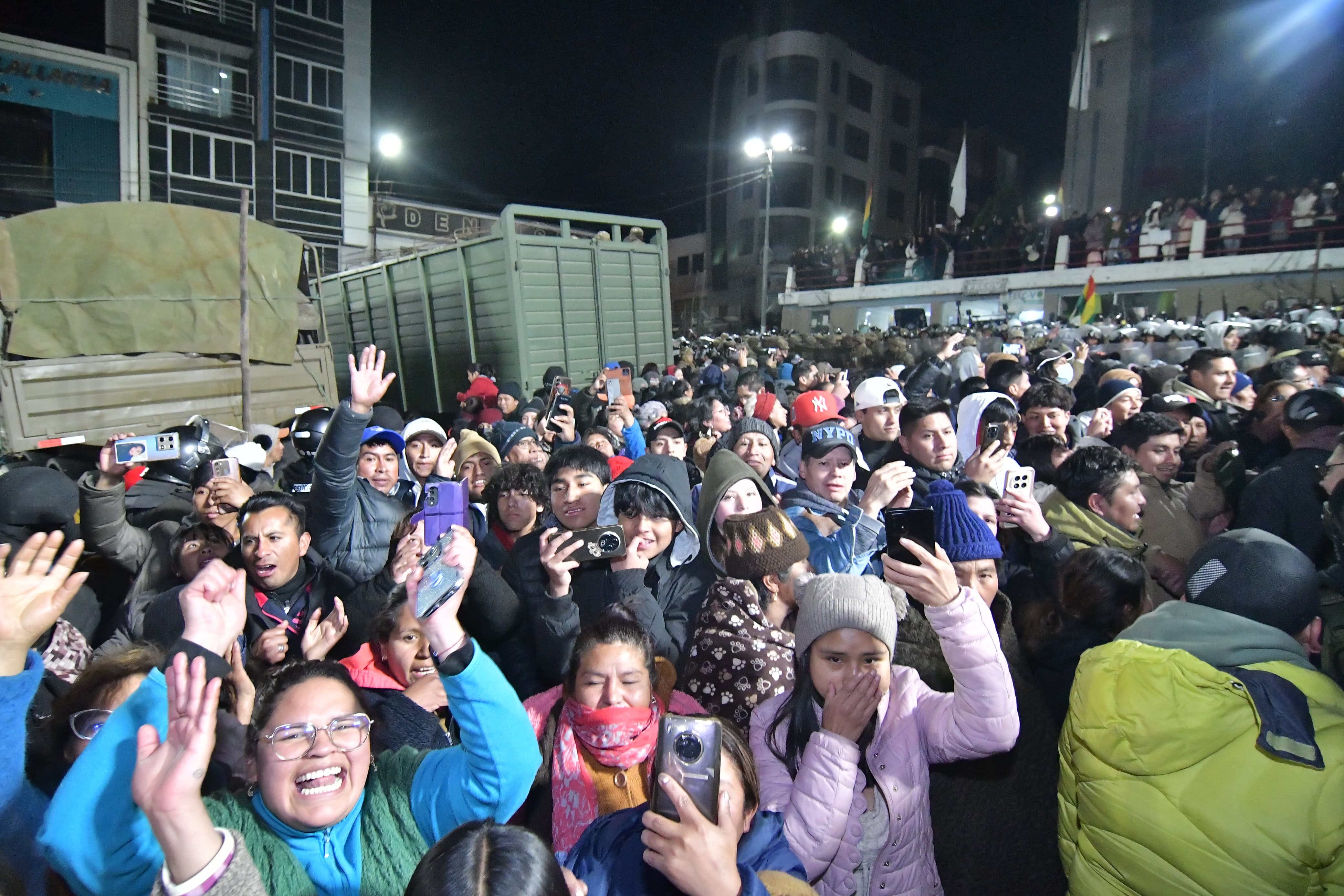 La calma vuelve a Llallagua; vecinos agradecen  a policías y militares y les preparan comida