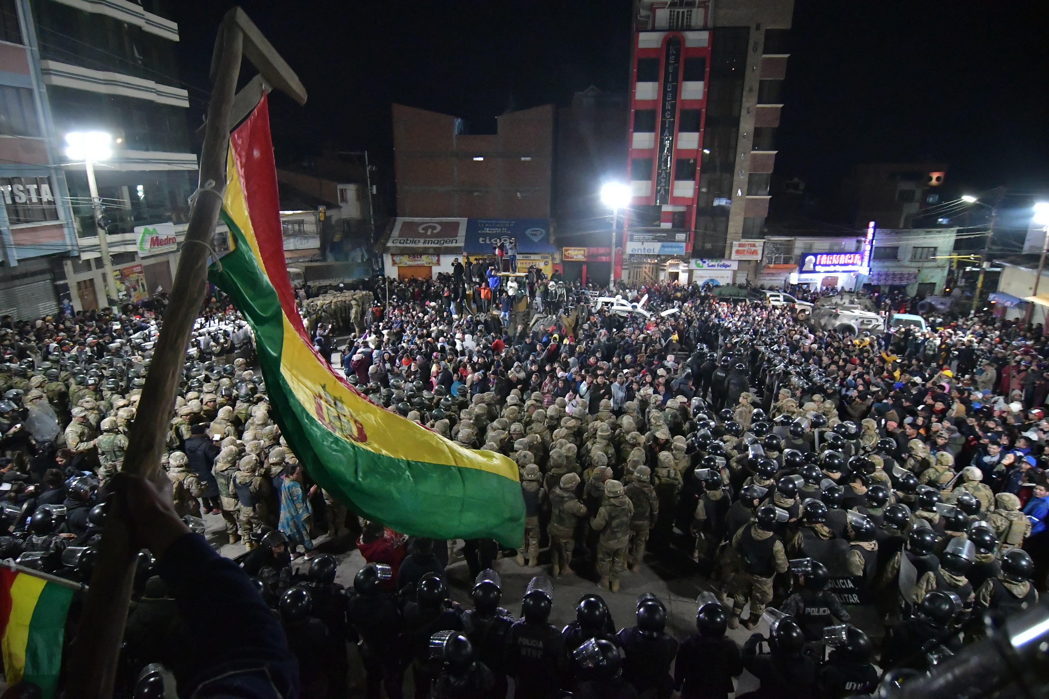 La calma vuelve a Llallagua; vecinos agradecen  a policías y militares y les preparan comida