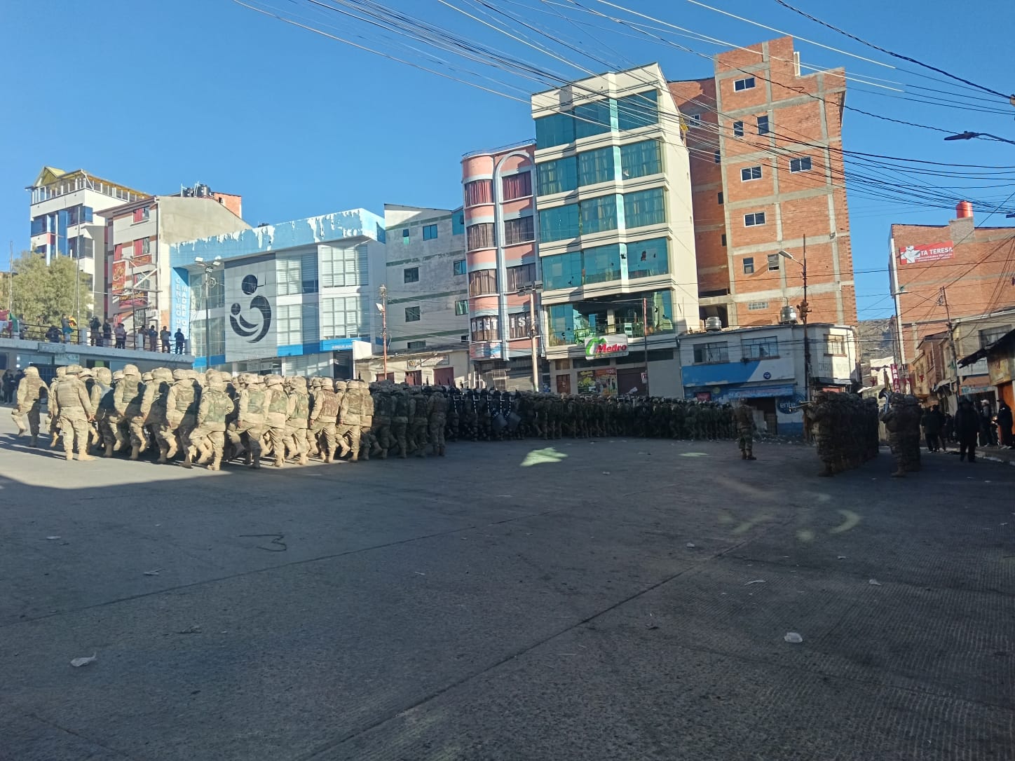 La calma vuelve a Llallagua; vecinos agradecen  a policías y militares y les preparan comida