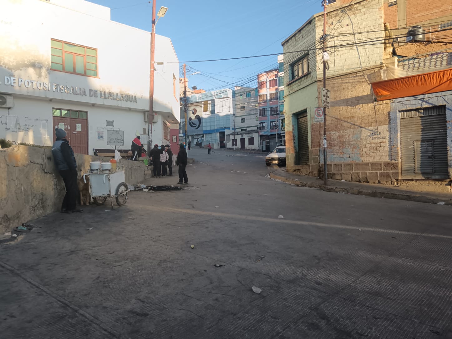 La calma vuelve a Llallagua; vecinos agradecen  a policías y militares y les preparan comida