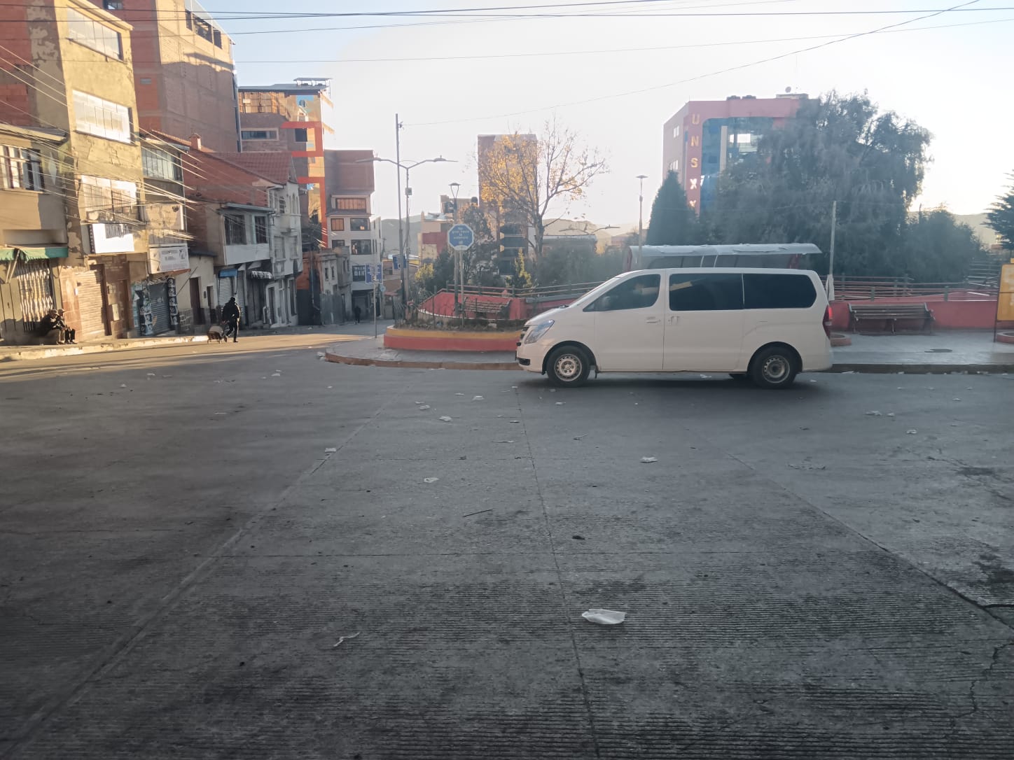 La calma vuelve a Llallagua; vecinos agradecen  a policías y militares y les preparan comida