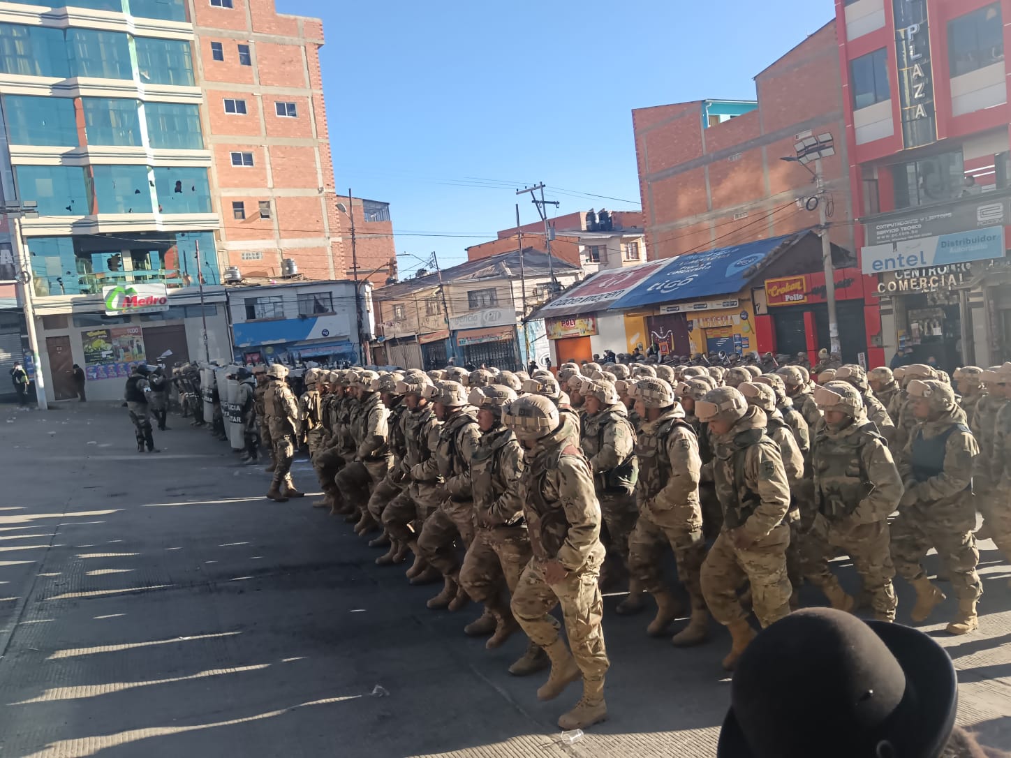 La calma vuelve a Llallagua; vecinos agradecen  a policías y militares y les preparan comida