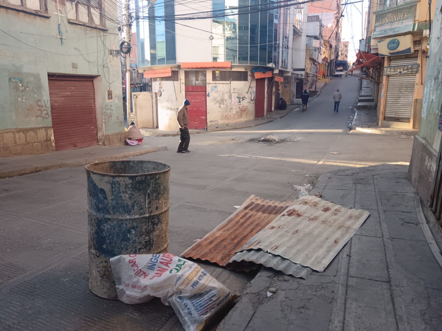 La calma vuelve a Llallagua; vecinos agradecen  a policías y militares y les preparan comida