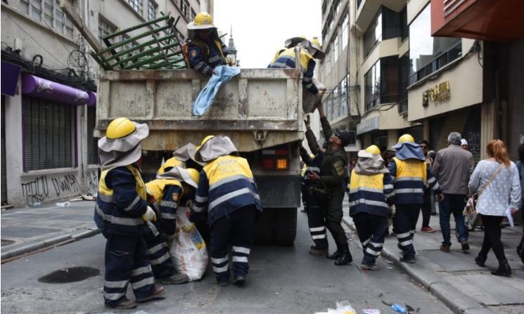 Trabajadores ediles levantan barricadas, limpian calles paceñas y reponen luminarias