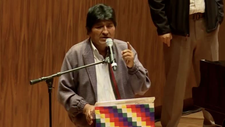 Bolivianos en la UNAM abuchean a Evo, le recuerdan el fraude electoral y las “pititas”
