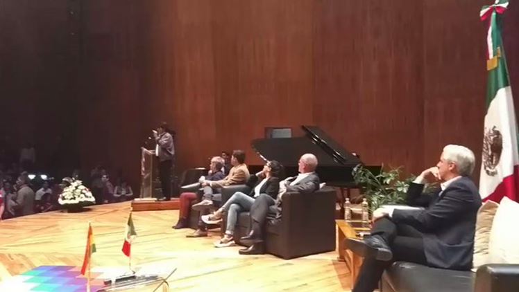 Bolivianos en la UNAM abuchean a Evo, le recuerdan el fraude electoral y las “pititas”