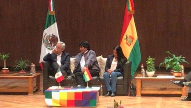 Bolivianos en la UNAM abuchean a Evo, le recuerdan el fraude electoral y las “pititas”
