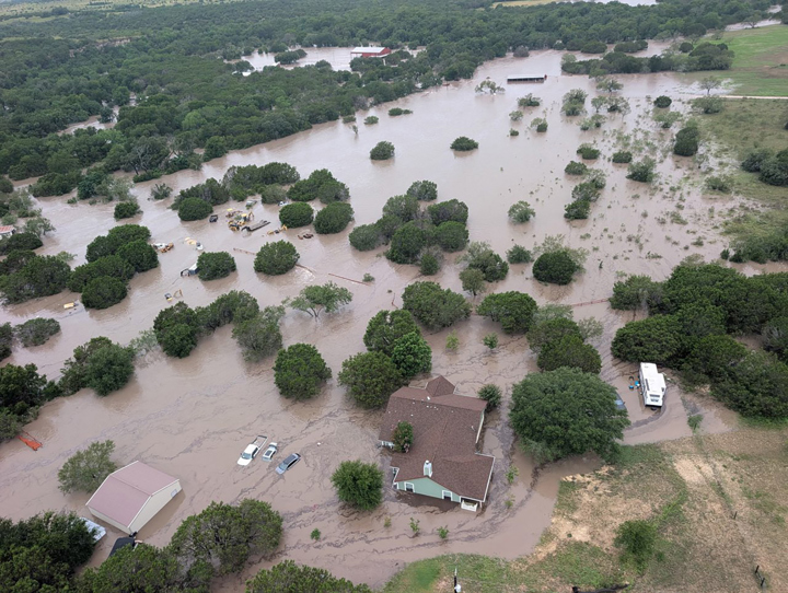 Más de 100 muertos en Texas por las inundaciones mientras la comunidad busca desaparecidos