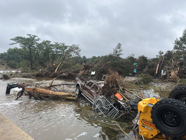 Más de 100 muertos en Texas por las inundaciones mientras la comunidad busca desaparecidos