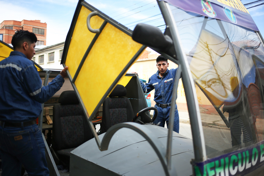 El "Katari MRC5", el auto eléctrico hecho por estudiantes con batería de litio boliviano