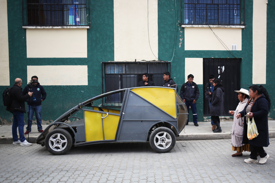 El "Katari MRC5", el auto eléctrico hecho por estudiantes con batería de litio boliviano