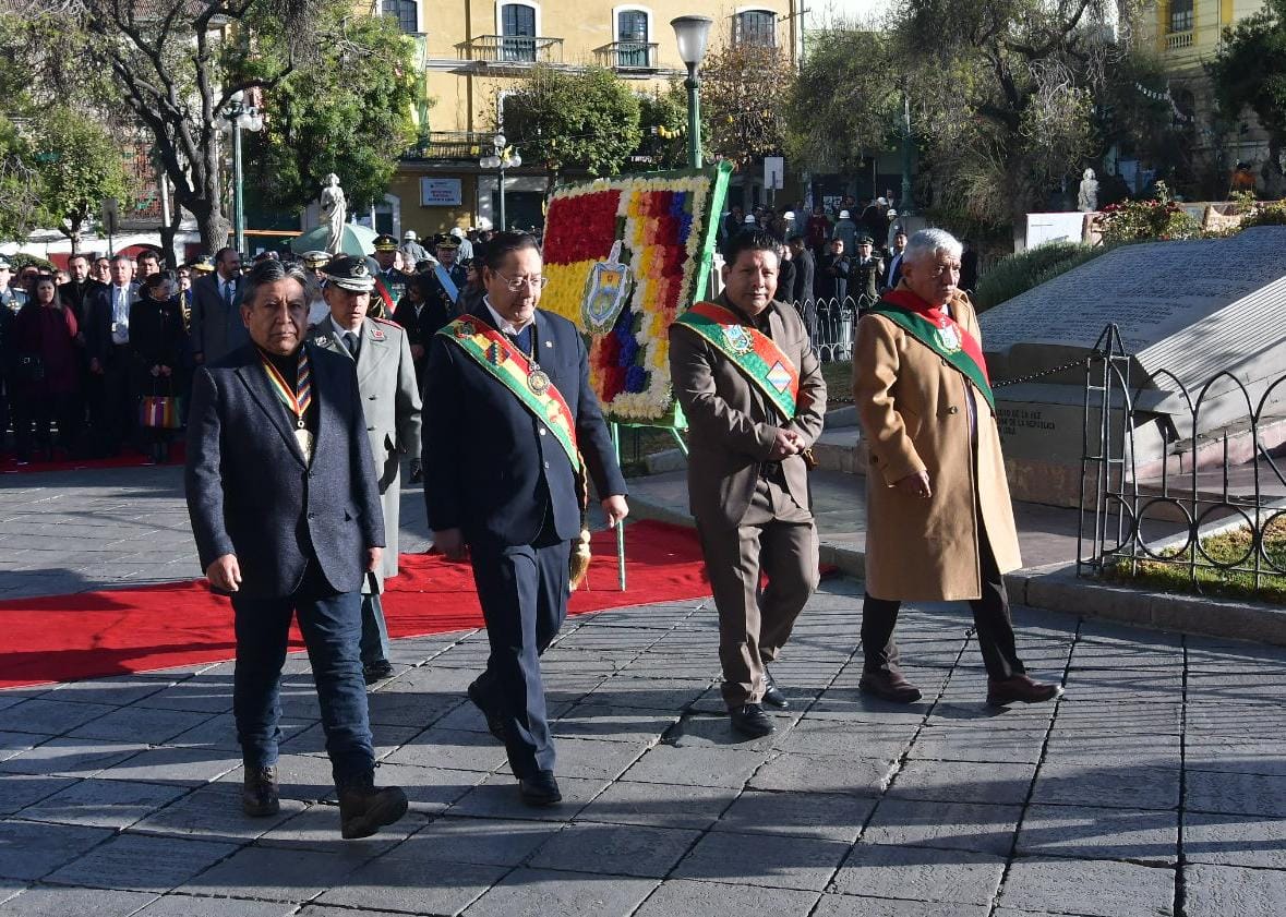 Autoridades y representantes de instituciones rinden honores a los  protomártires de gesta del 16 de julio