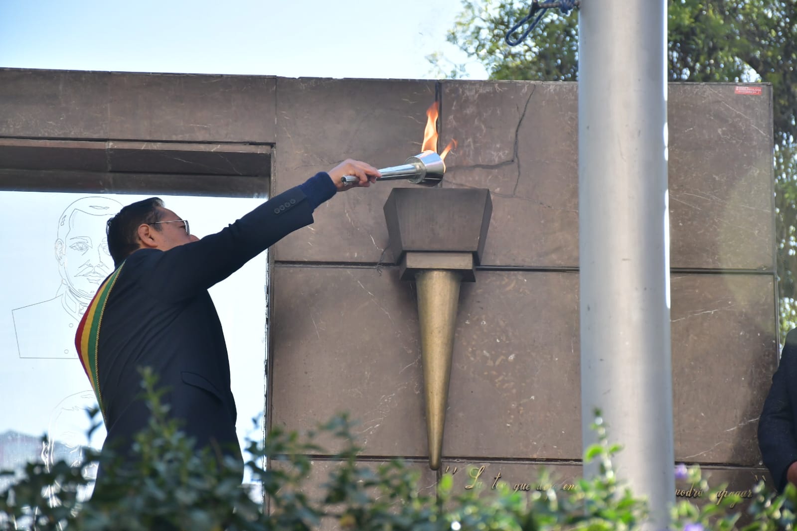 Autoridades y representantes de instituciones rinden honores a los  protomártires de gesta del 16 de julio
