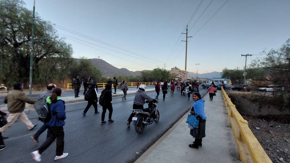  Vecinos de Sacaba bloquean por obras  y para que se permita transporte público  por el túnel de El Abra