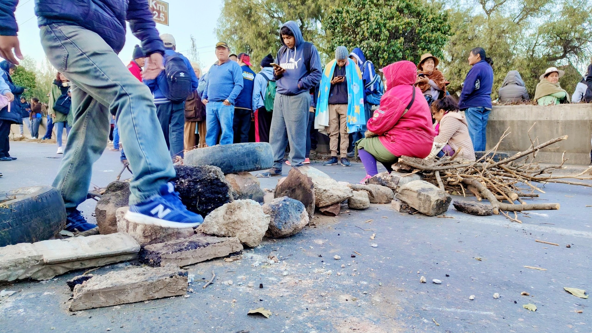  Vecinos de Sacaba bloquean por obras  y para que se permita transporte público  por el túnel de El Abra