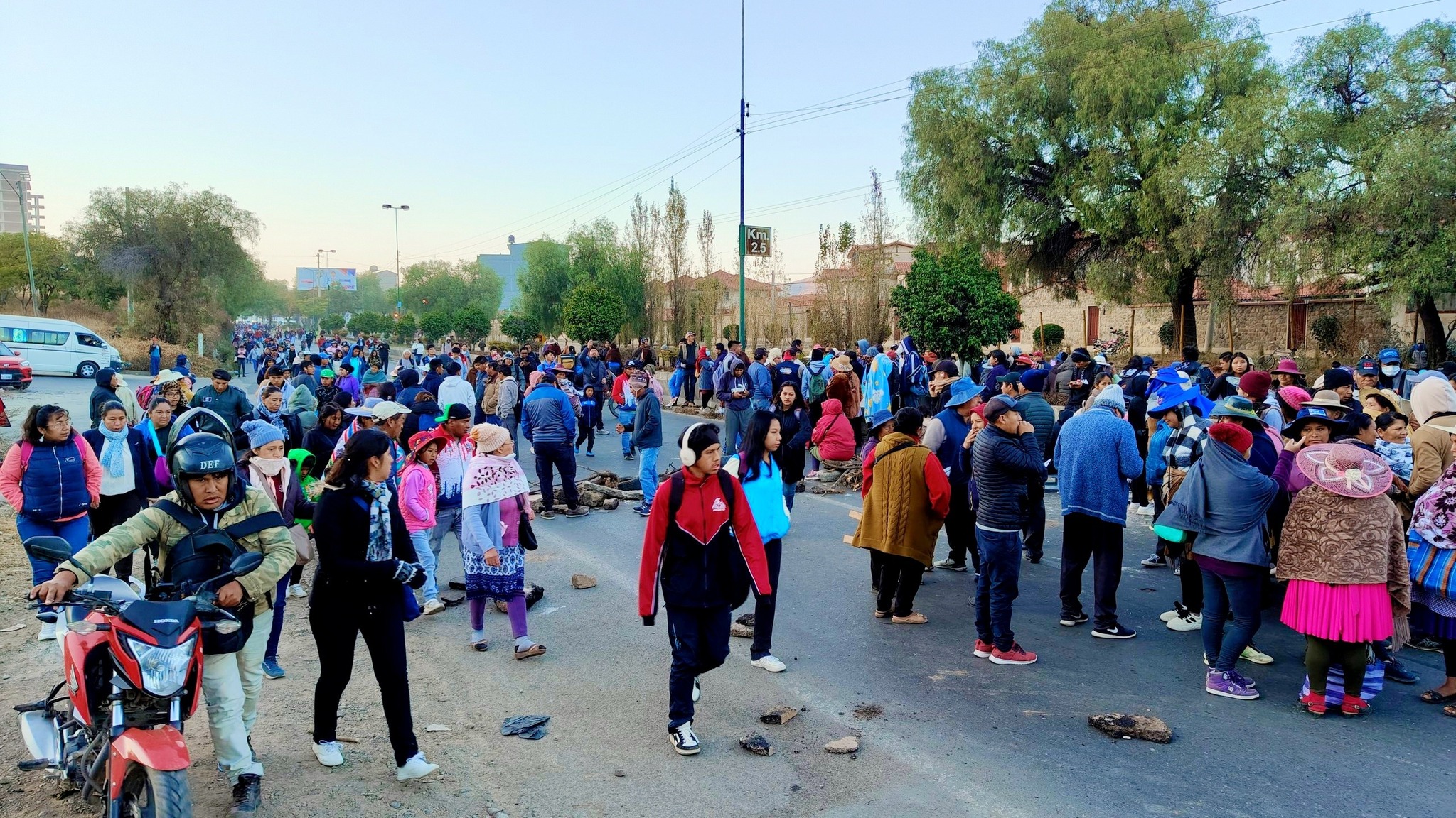  Vecinos de Sacaba bloquean por obras  y para que se permita transporte público  por el túnel de El Abra