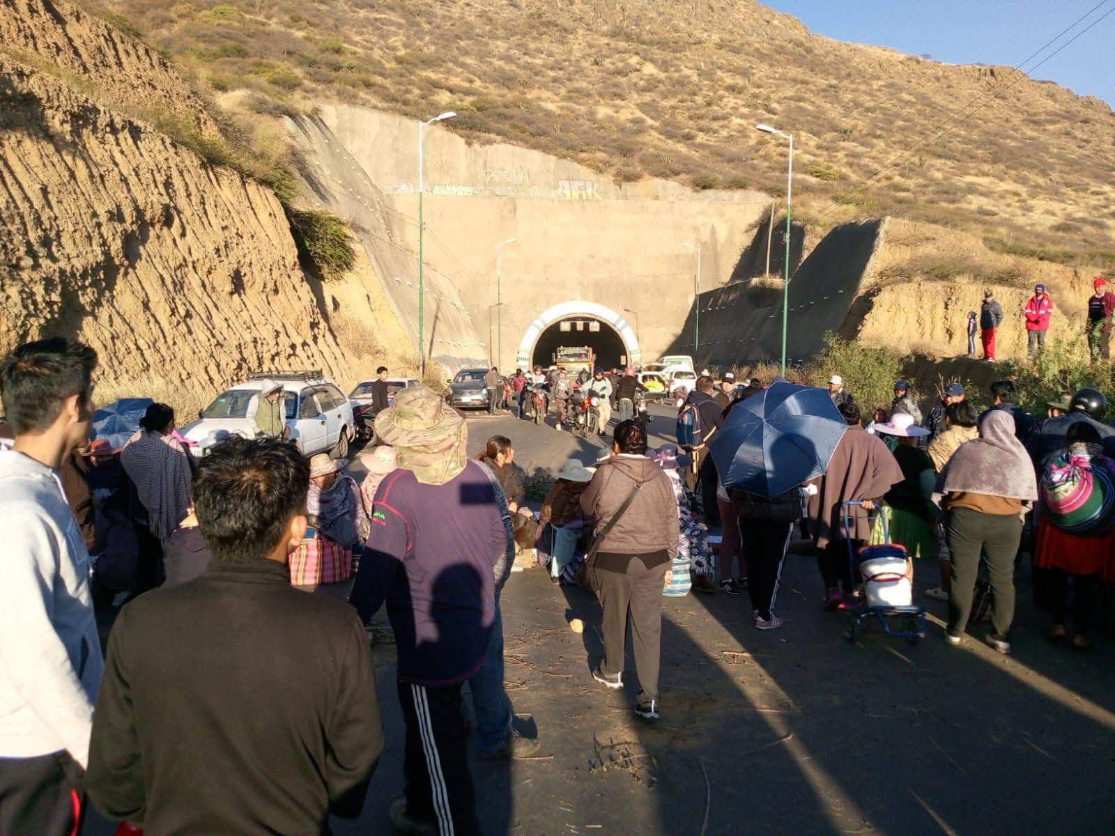  Vecinos de Sacaba bloquean por obras  y para que se permita transporte público  por el túnel de El Abra