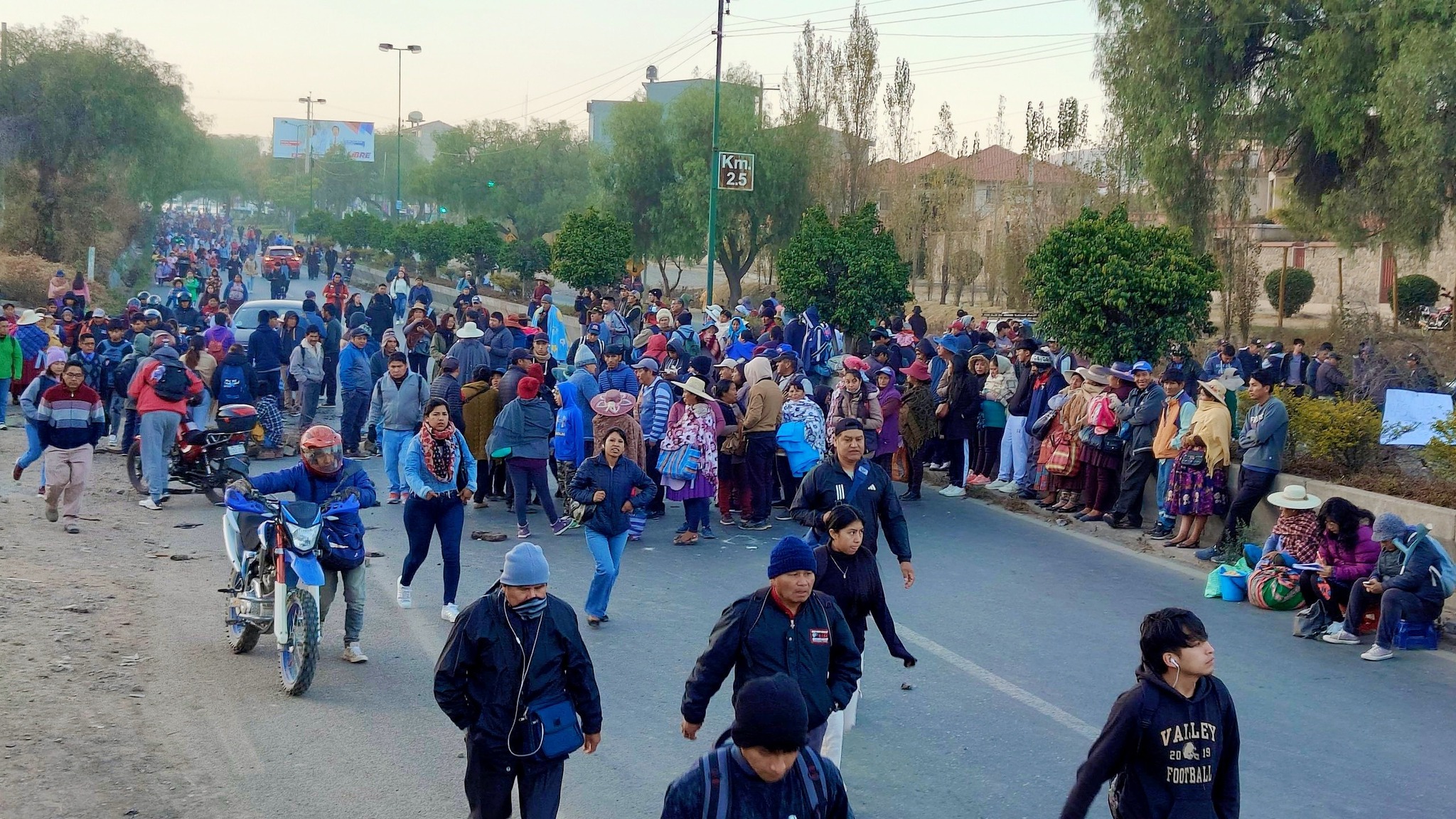  Vecinos de Sacaba bloquean por obras  y para que se permita transporte público  por el túnel de El Abra