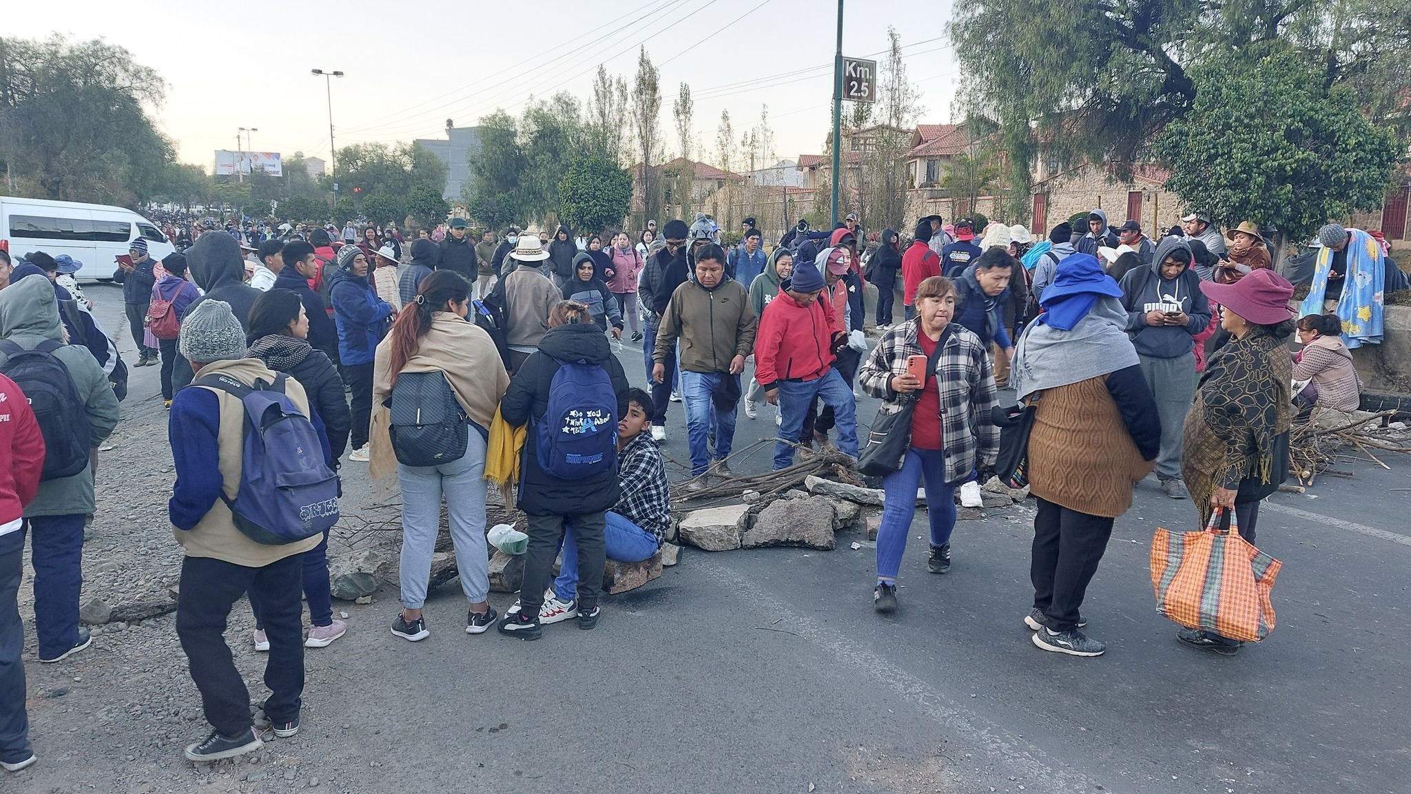  Vecinos de Sacaba bloquean por obras  y para que se permita transporte público  por el túnel de El Abra