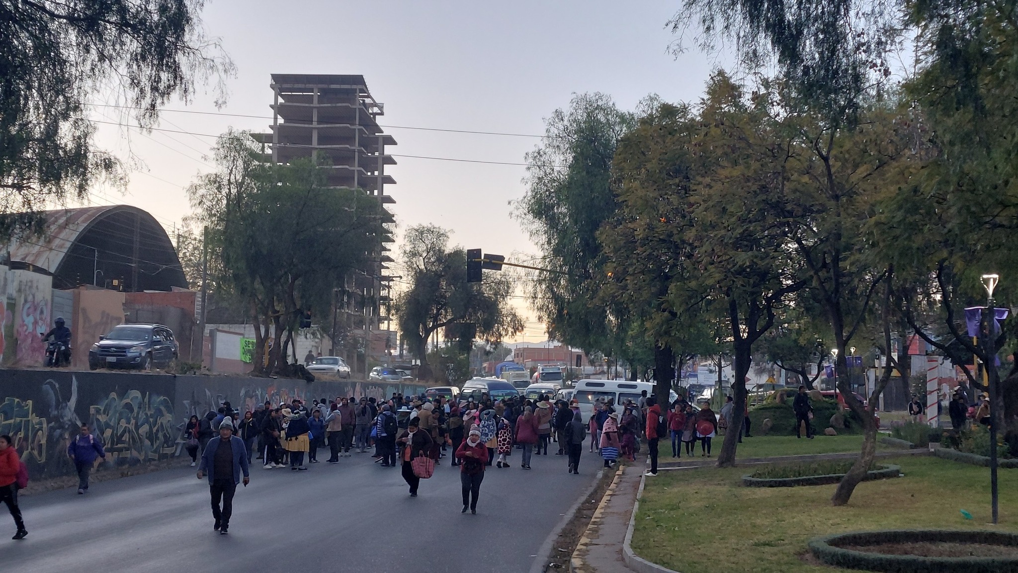  Vecinos de Sacaba bloquean por obras  y para que se permita transporte público  por el túnel de El Abra