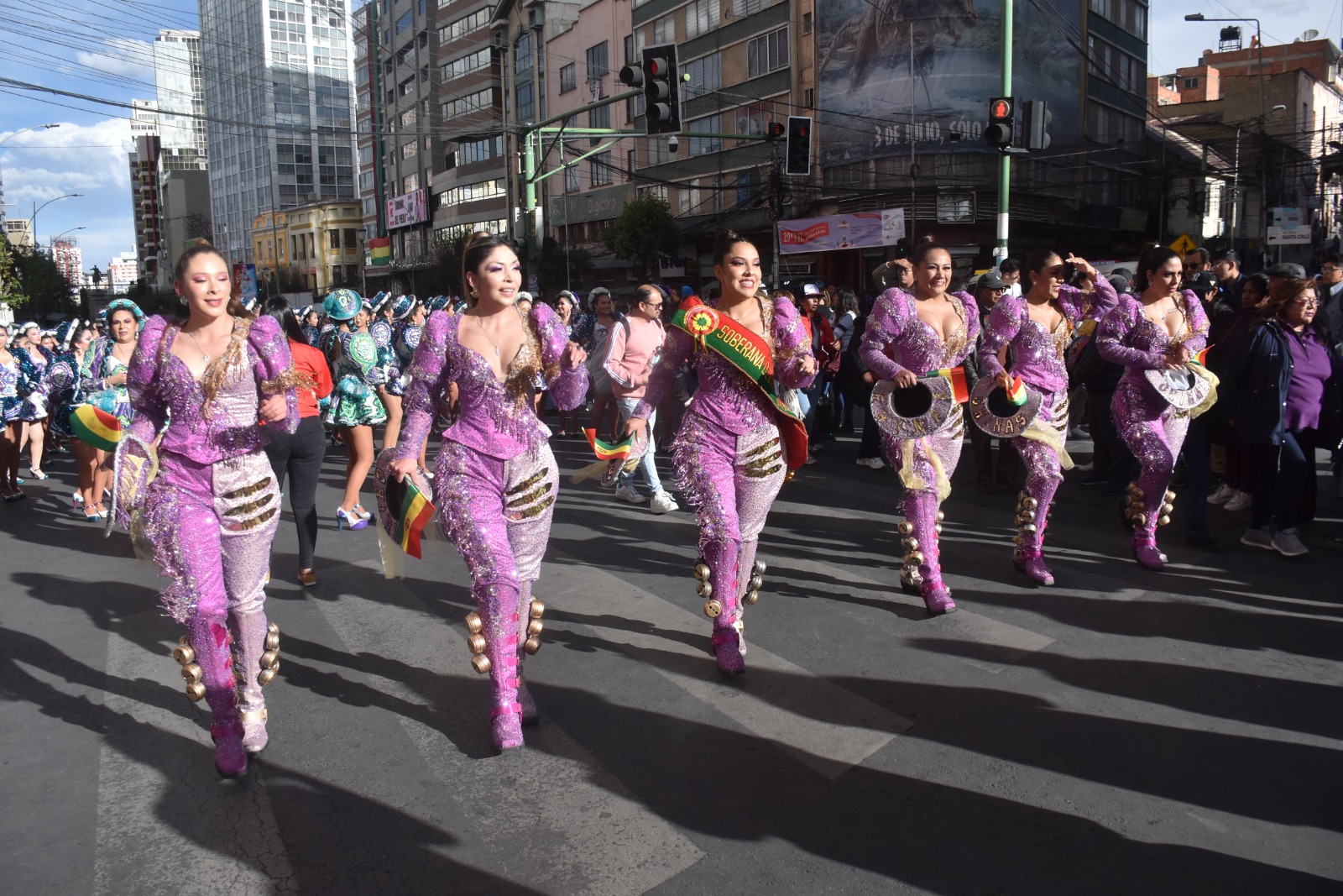 La Paz celebra ser la cuna del caporal  con una entrada folclórica con más de 600 bailarines