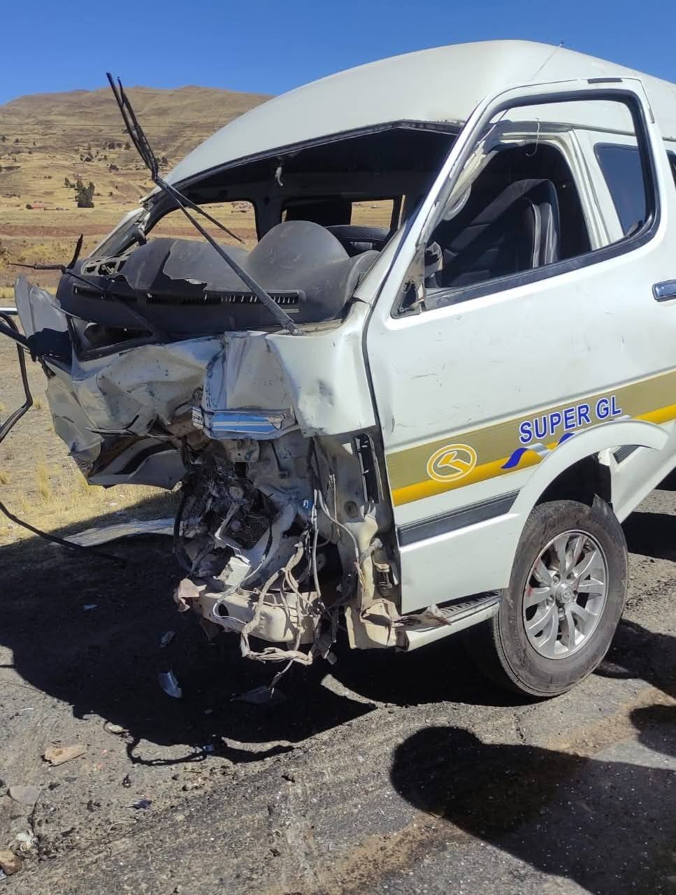 Choque de minibús y un carro particular deja al menos 3 muertos y 7 heridos en la vía a Guaqui