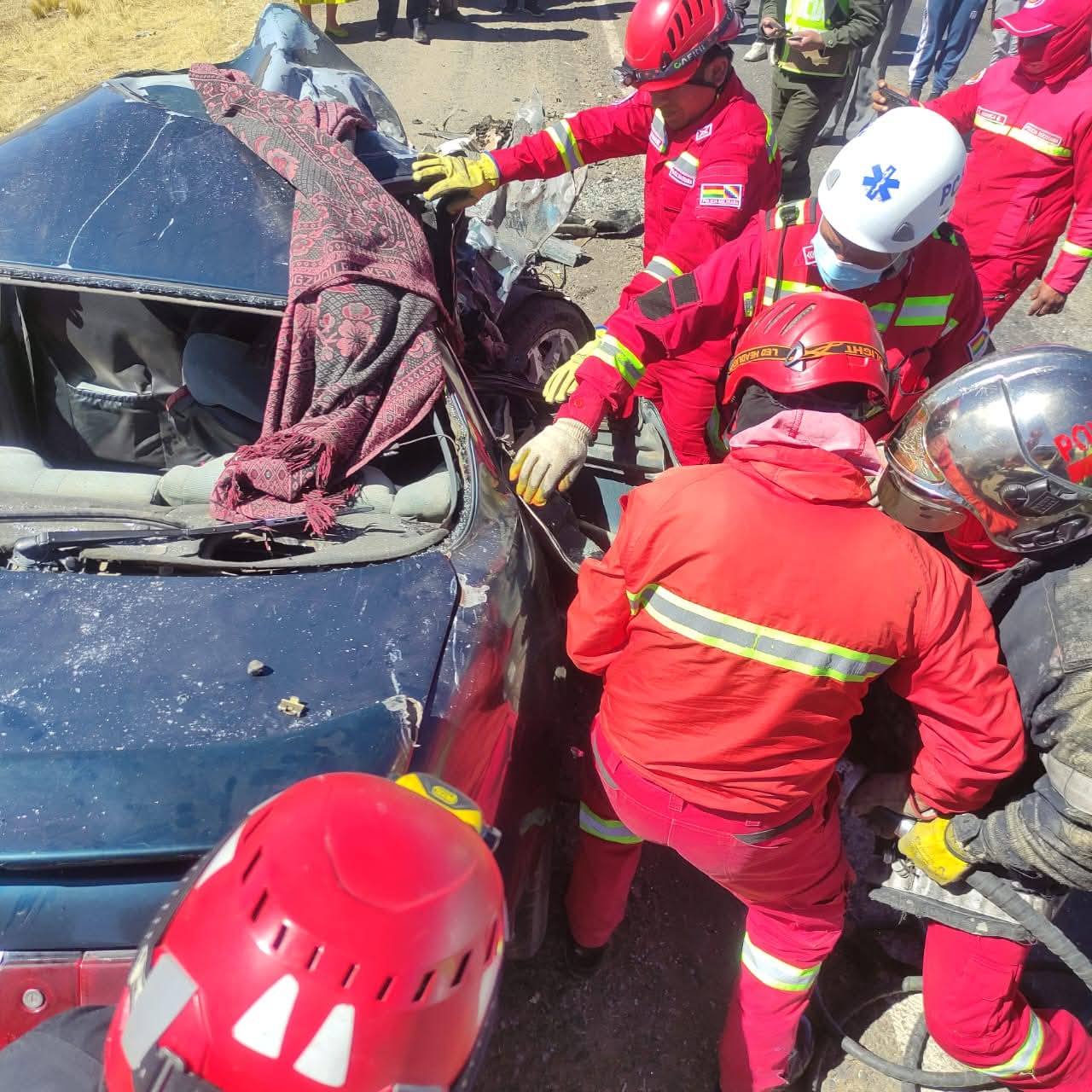 Choque de minibús y un carro particular deja al menos 3 muertos y 7 heridos en la vía a Guaqui