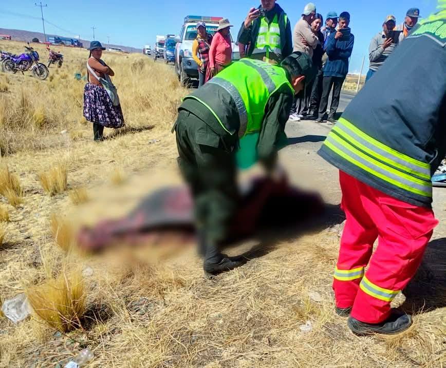 Choque de minibús y un carro particular deja al menos 3 muertos y 7 heridos en la vía a Guaqui