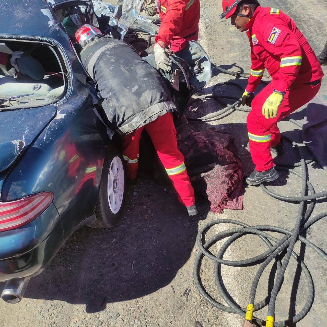 Choque de minibús y un carro particular deja al menos 3 muertos y 7 heridos en la vía a Guaqui