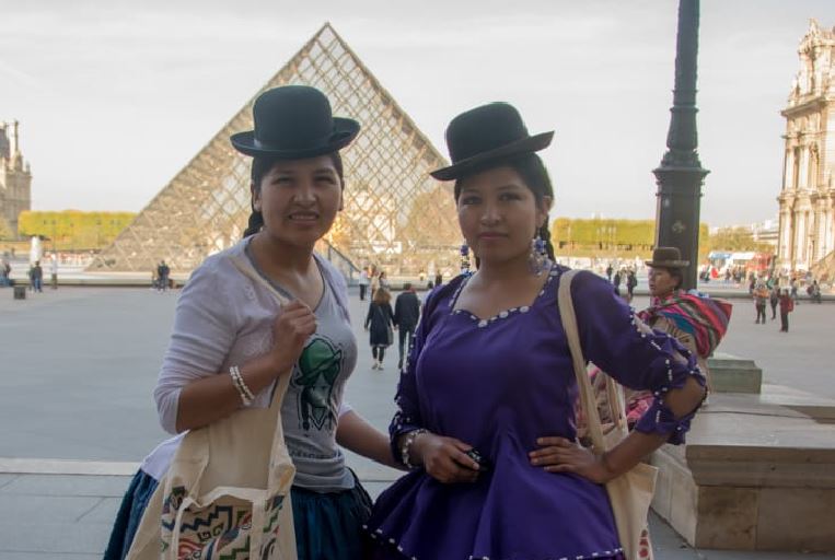 Chola paceña desfila en un salón andino recreado en Francia