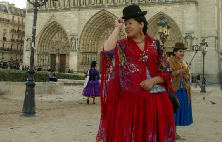 Chola paceña desfila en un salón andino recreado en Francia