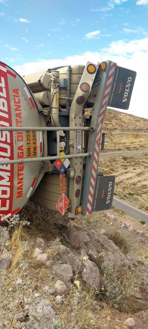 Reportan el vuelco de una cisterna boliviana en la carretera Binacional de Perú; hay un fallecido