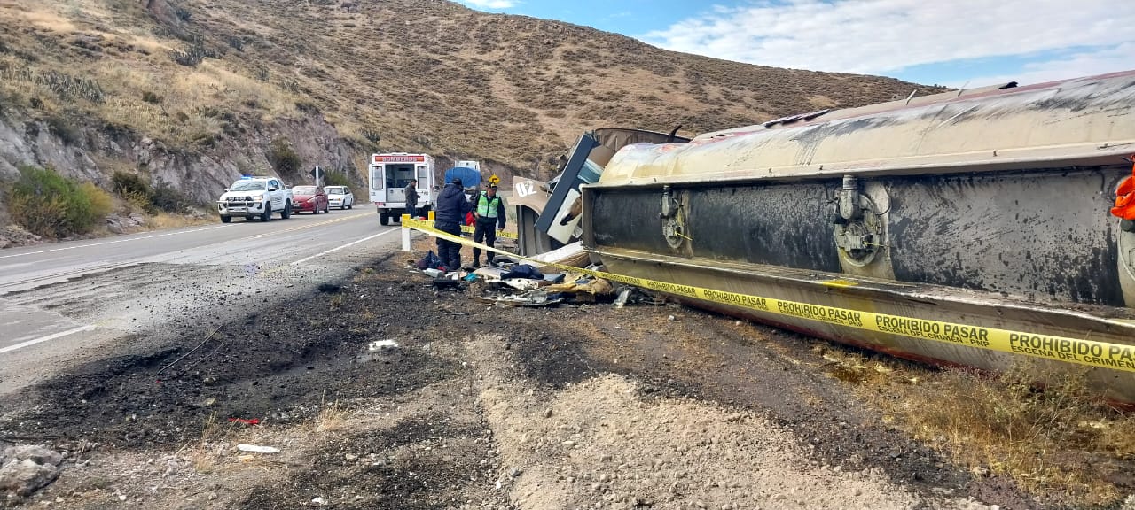 Reportan el vuelco de una cisterna boliviana en la carretera Binacional de Perú; hay un fallecido