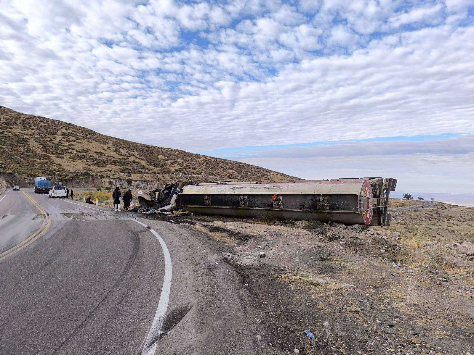 Reportan el vuelco de una cisterna boliviana en la carretera Binacional de Perú; hay un fallecido