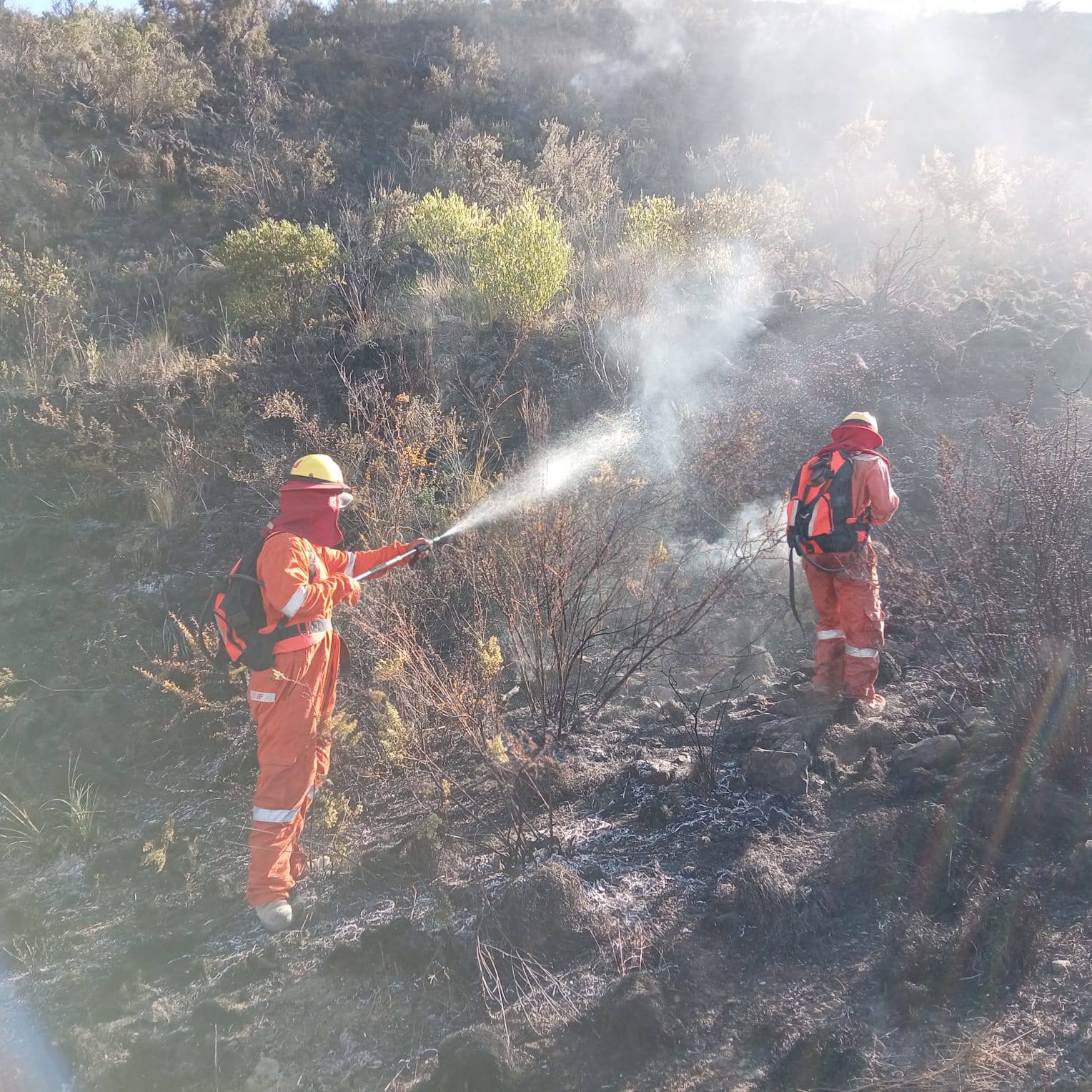 Bomberos forestales y militares sofocan incendio entre Sacaba y Tolata, Cochabamba