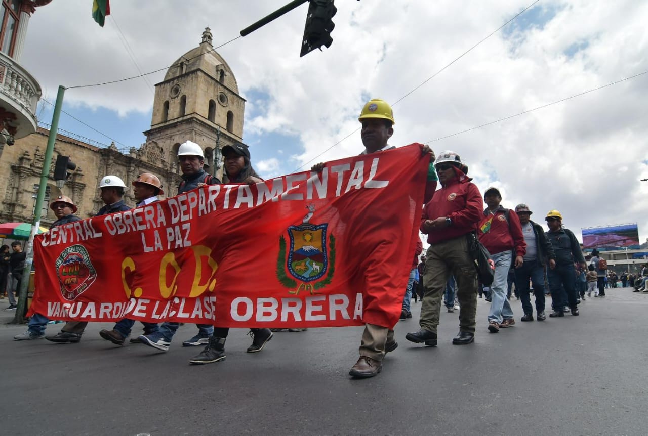 Mineros marchan por el centro paceño en contra de avasallamiento y el robo de minerales