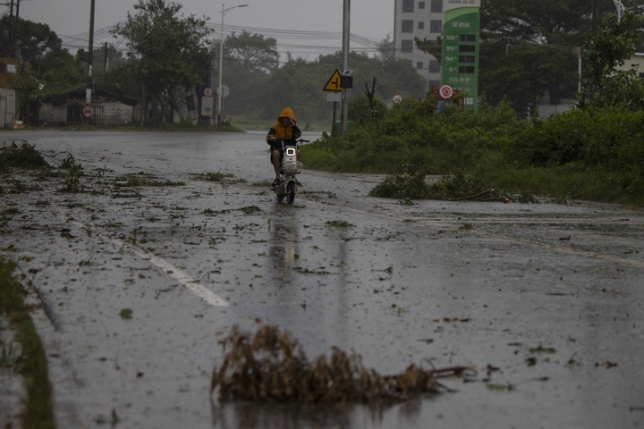 La tormenta Ragasa toca tierra en Vietnam, debilitada tras su paso por el sur de China