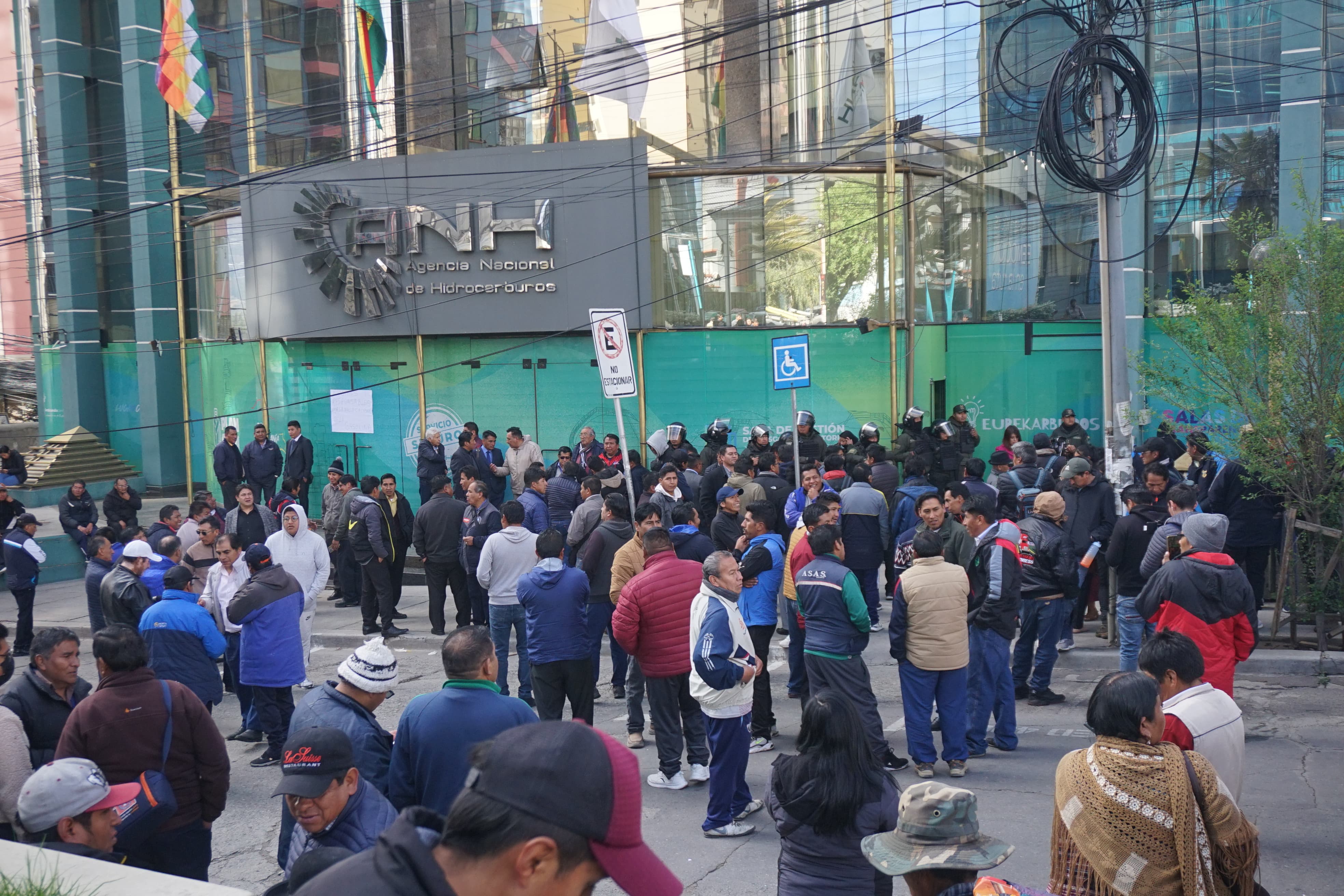 Choferes protestan en la ANH; denuncian mala calidad de combustible