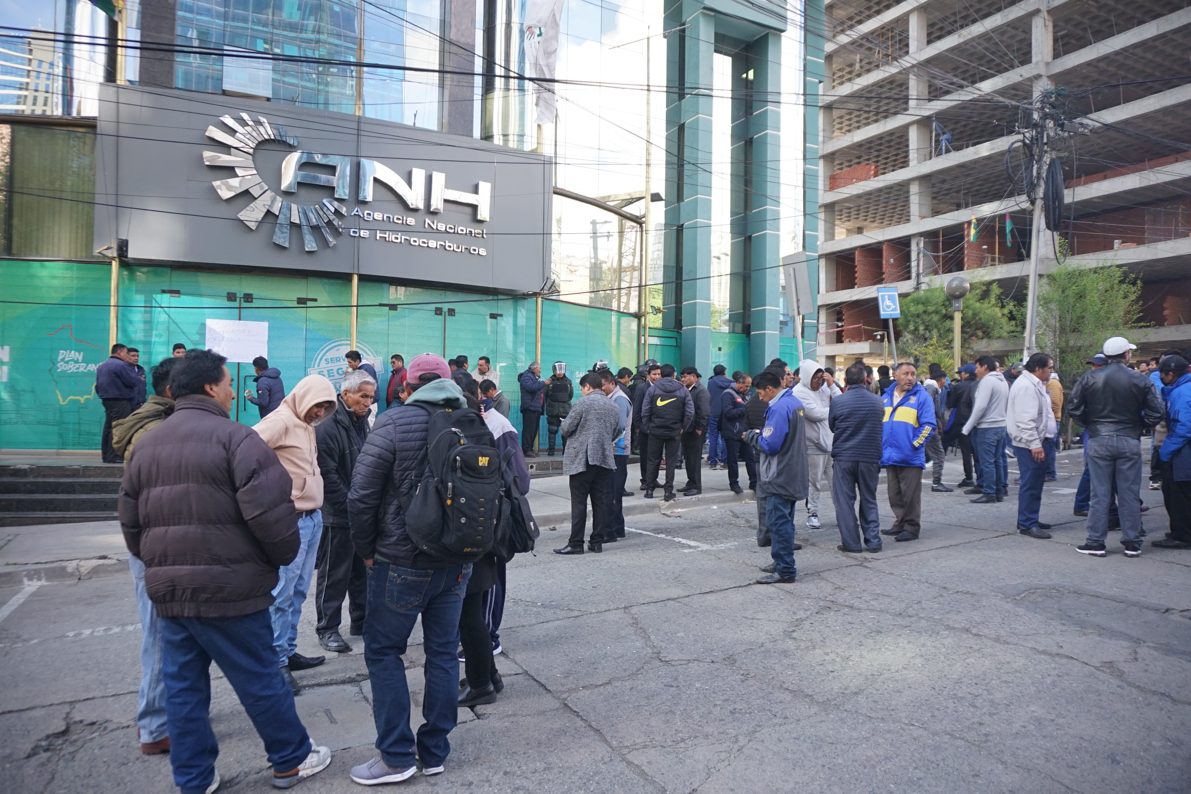 Choferes protestan en la ANH; denuncian mala calidad de combustible