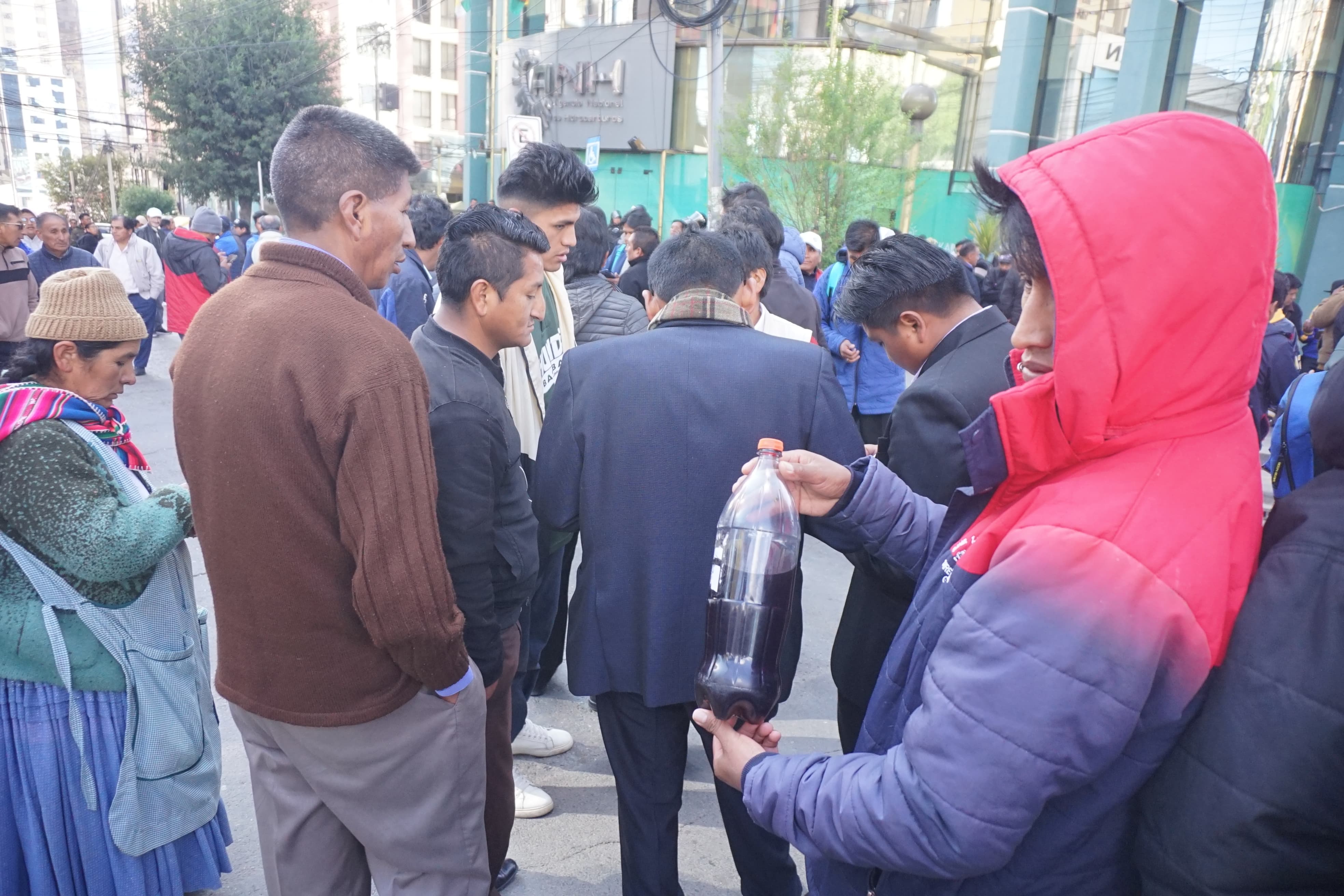 Choferes protestan en la ANH; denuncian mala calidad de combustible
