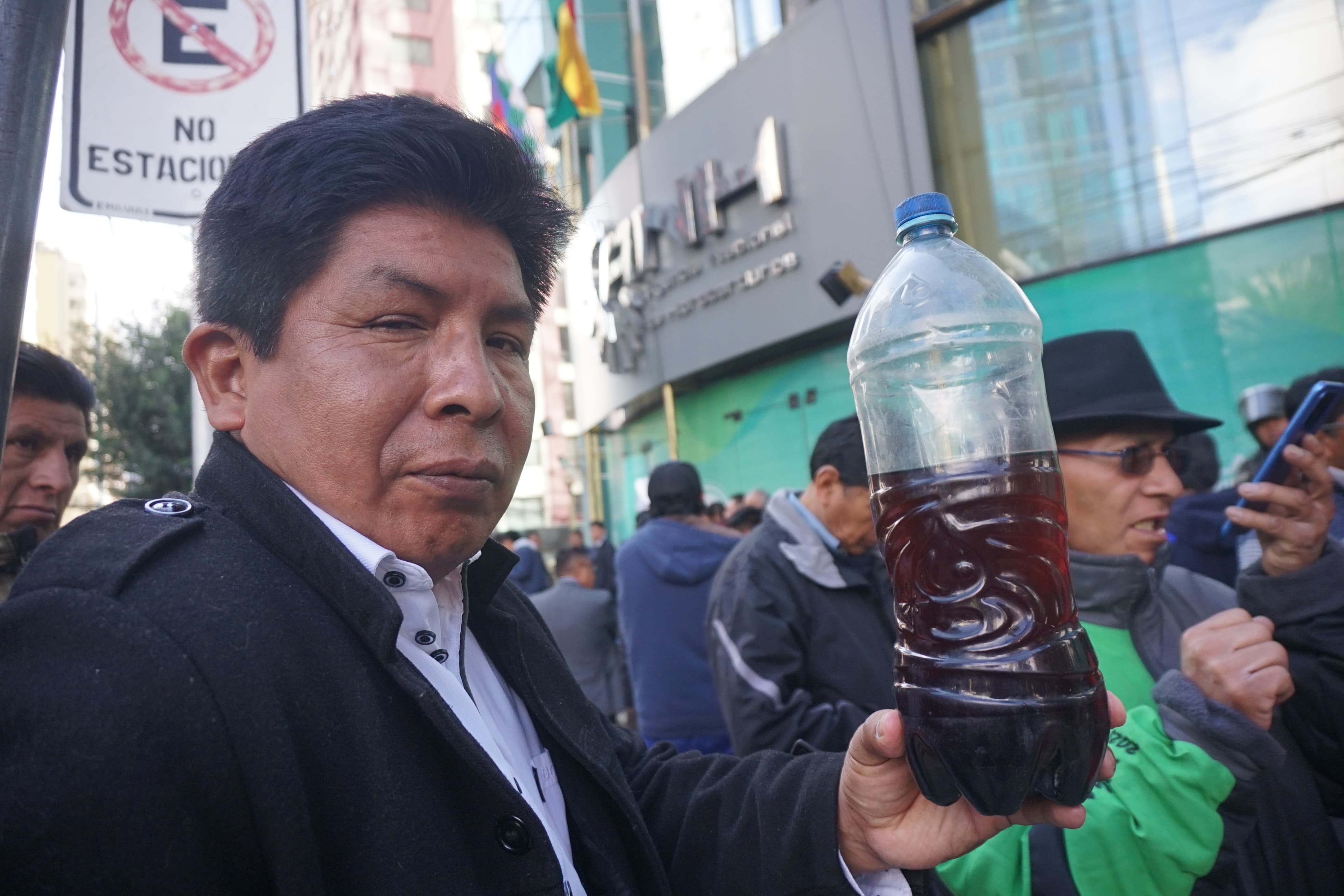 Choferes protestan en la ANH; denuncian mala calidad de combustible
