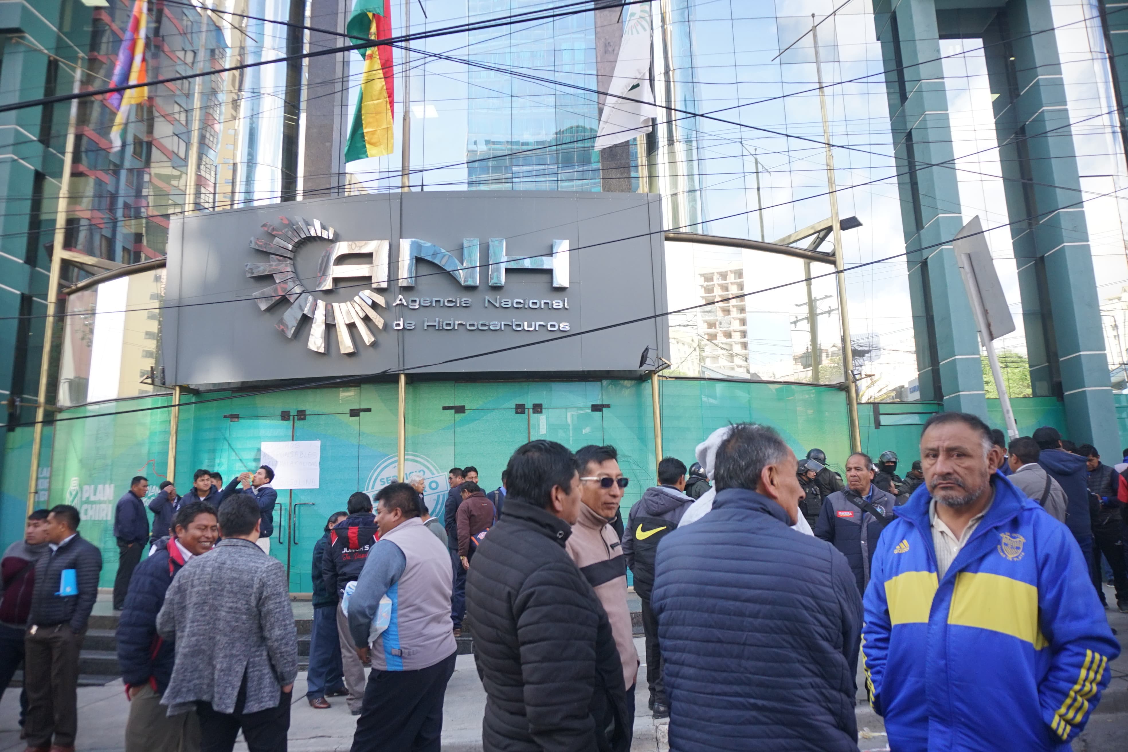 Choferes protestan en la ANH; denuncian mala calidad de combustible