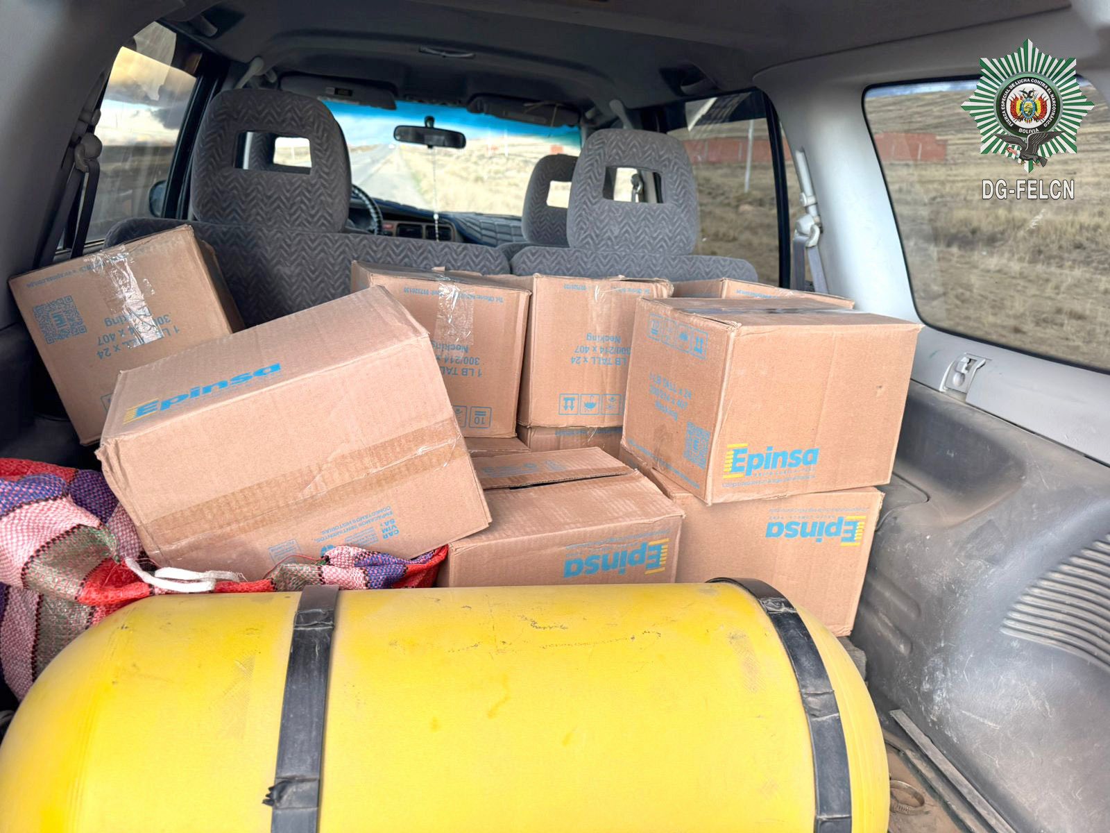 FELCN encuentra cocaína oculta entre latas de sardina en la carretera al Desaguadero