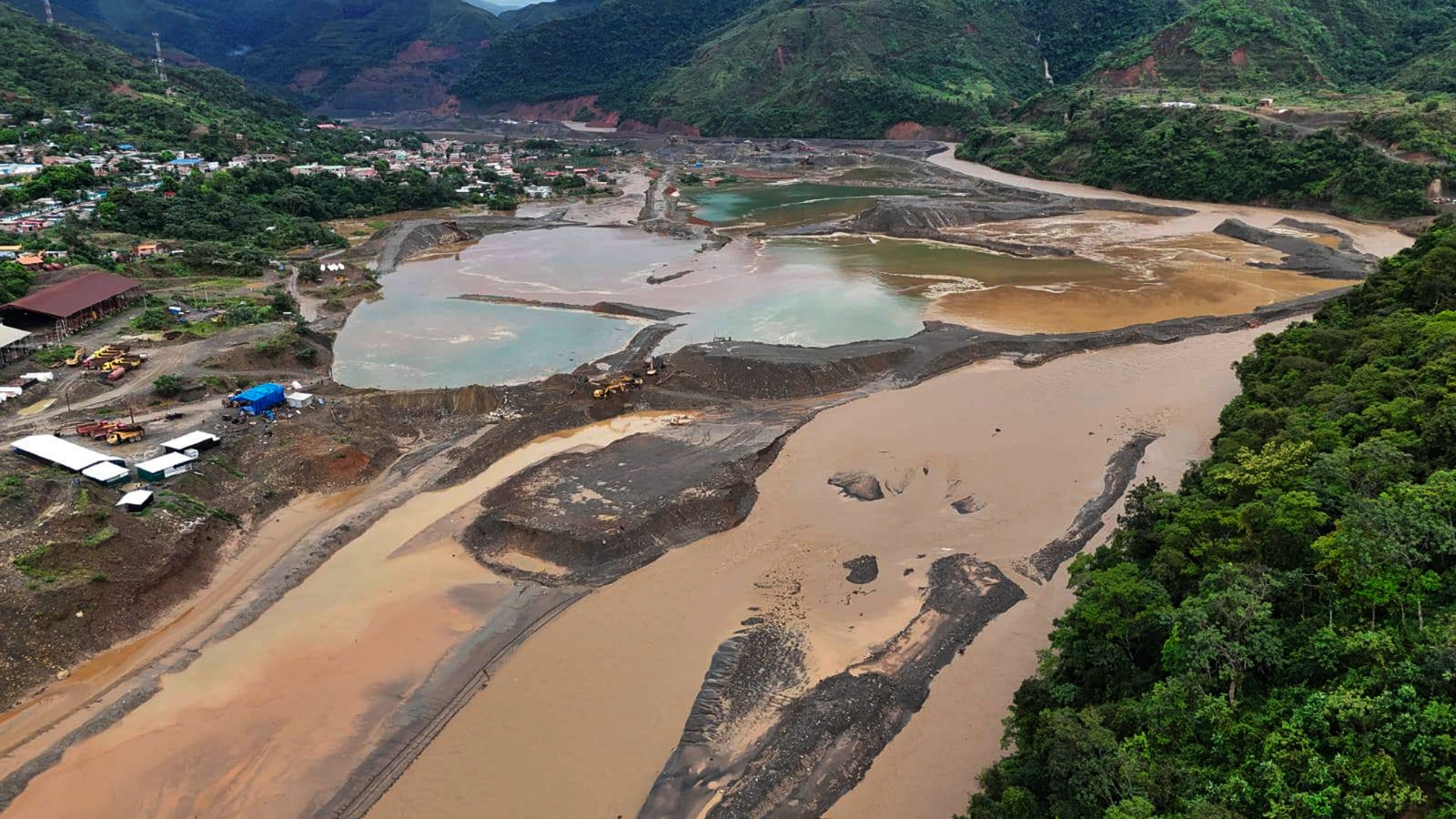 Calvimontes: “Nadie puede negar” que la causa principal de las inundaciones en  Tipuani es la actividad minera