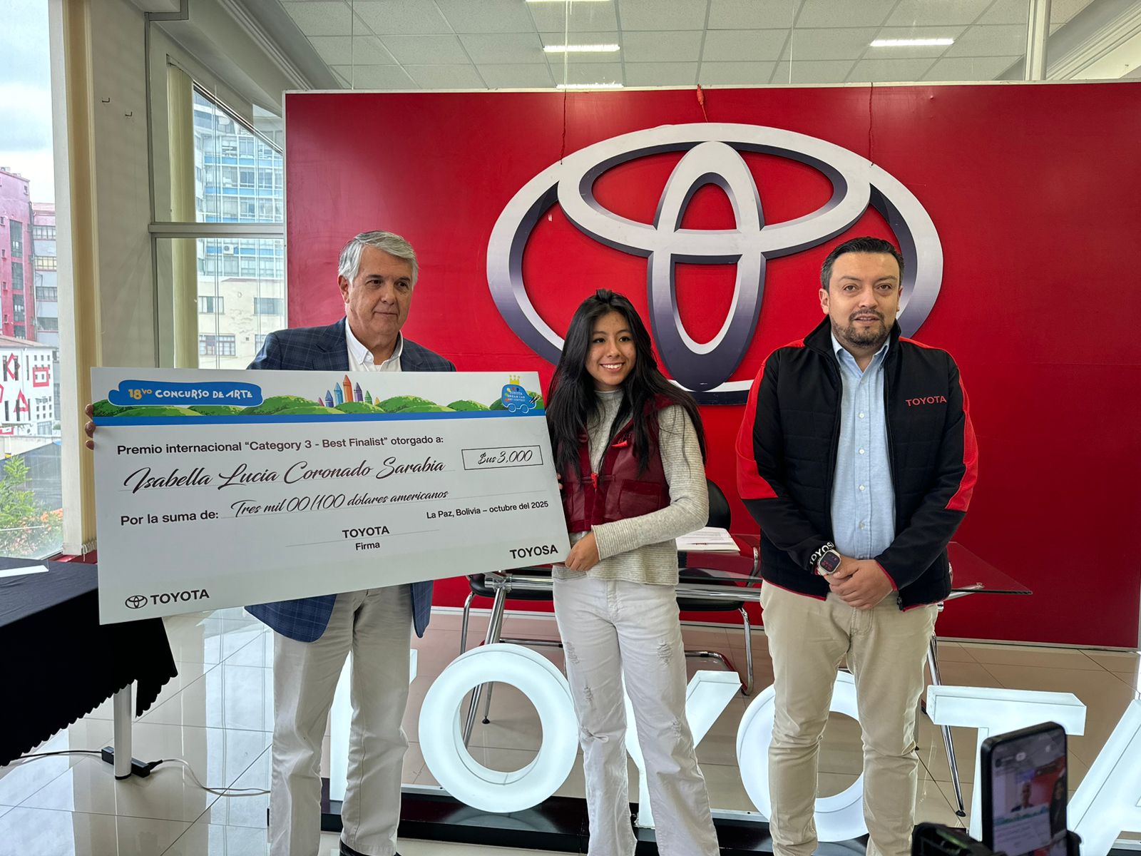 Toyota premia a ganadora boliviana del concurso internacional Dream Car