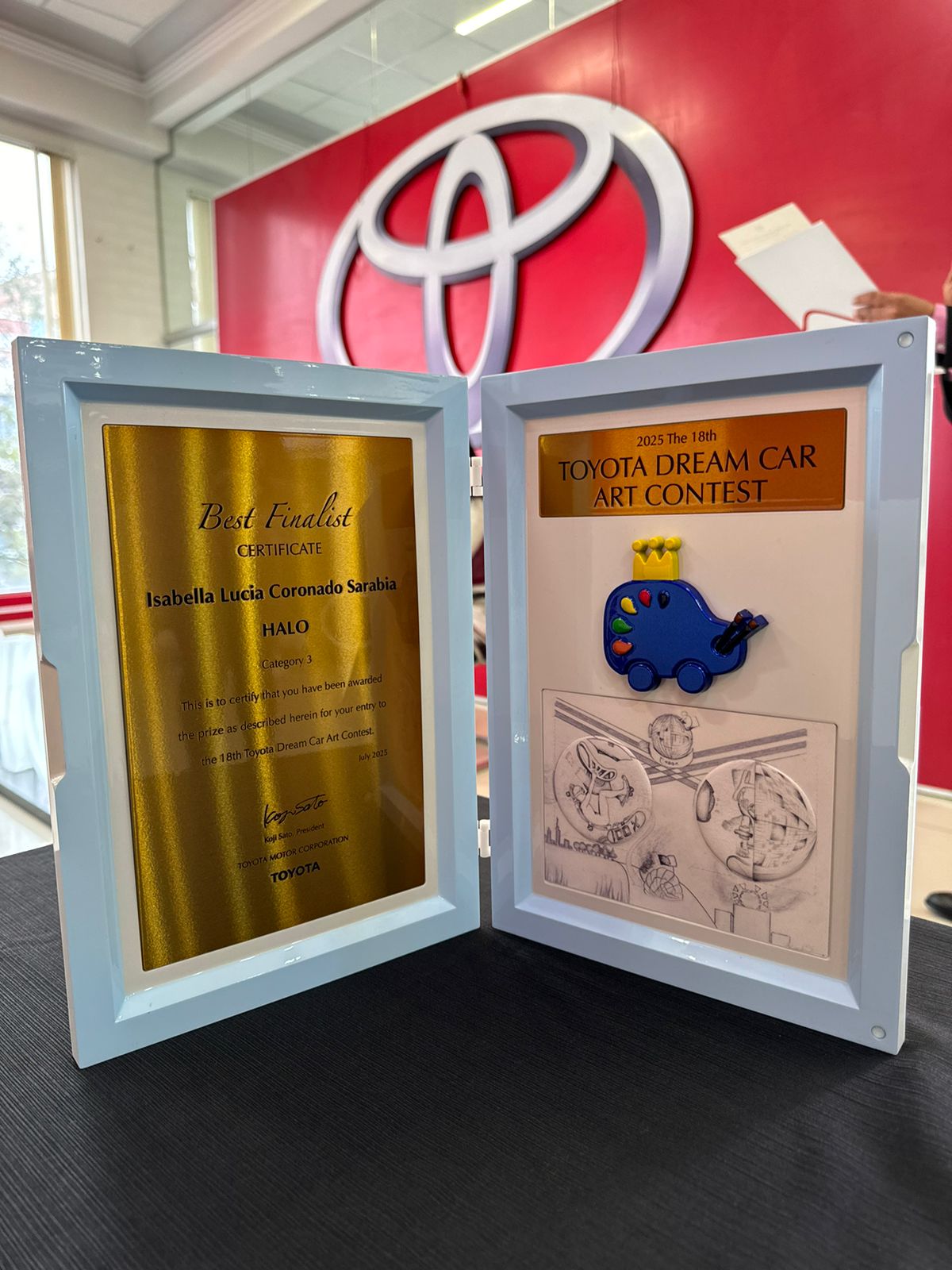 Toyota premia a ganadora boliviana del concurso internacional Dream Car