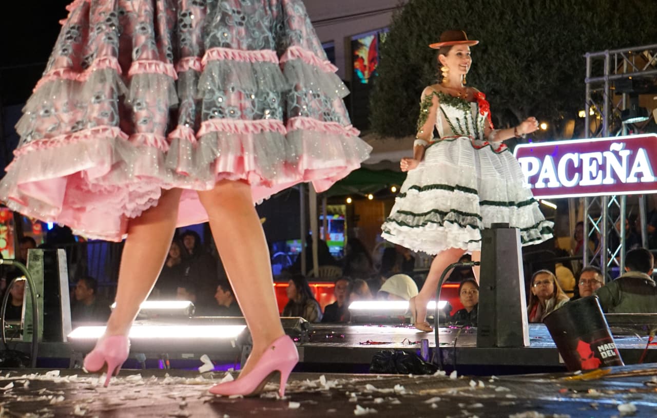 Pasarela de la Chola Paceña del Bicentenario se transforma en explosión de colores y glamour