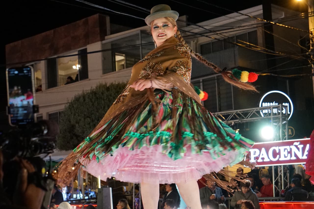 Pasarela de la Chola Paceña del Bicentenario se transforma en explosión de colores y glamour