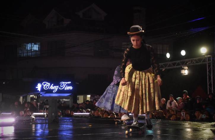 Pasarela de la Chola Paceña del Bicentenario se transforma en explosión de colores y glamour